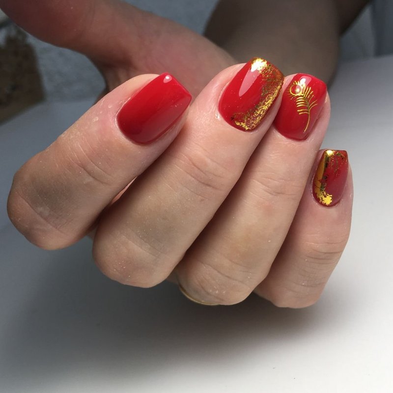 Маникюр красный с золотом
