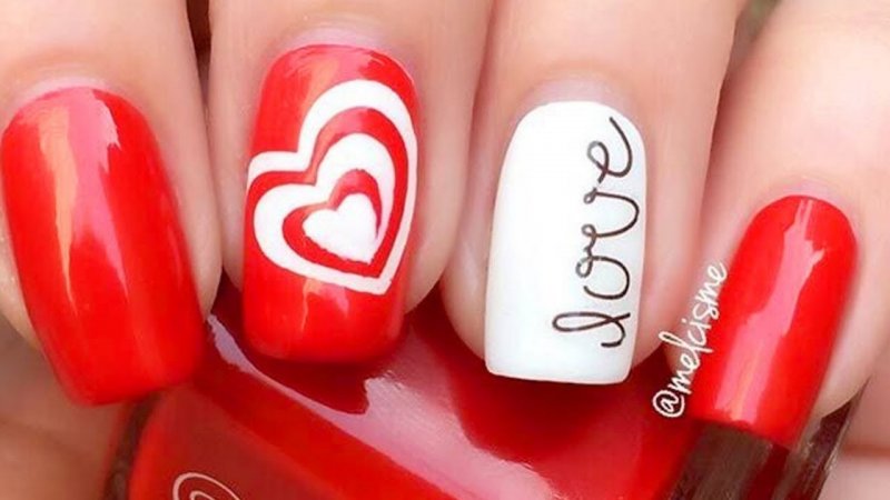 Ногти красные с надписью Love