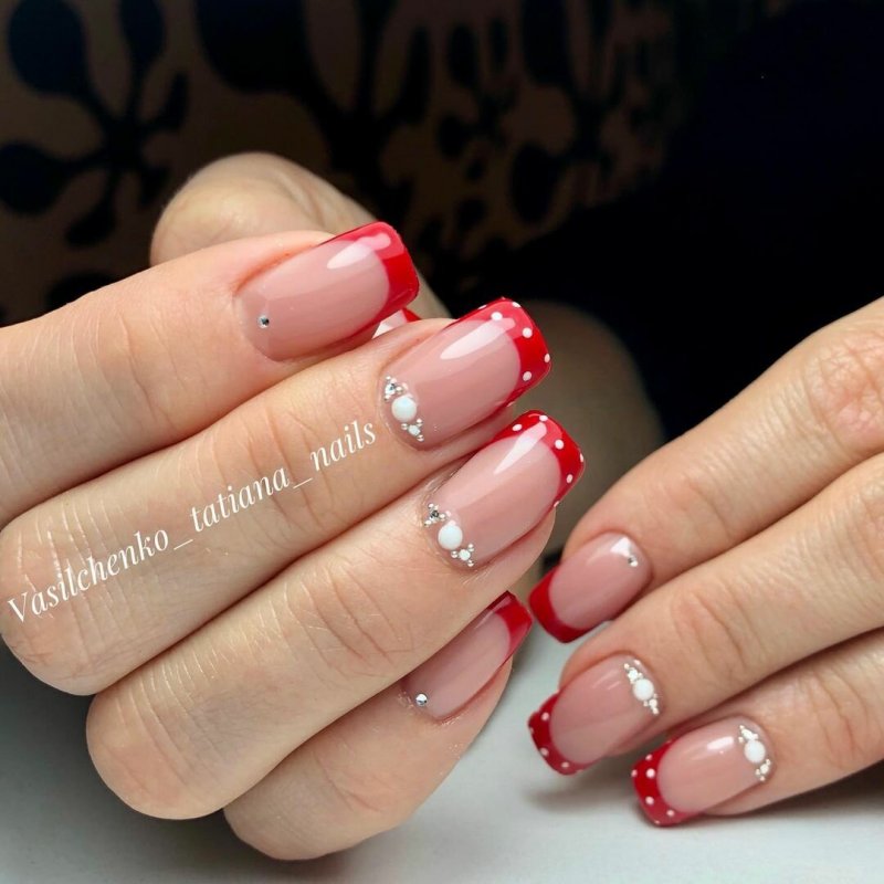 Красный маникюр с серебряными кончиками