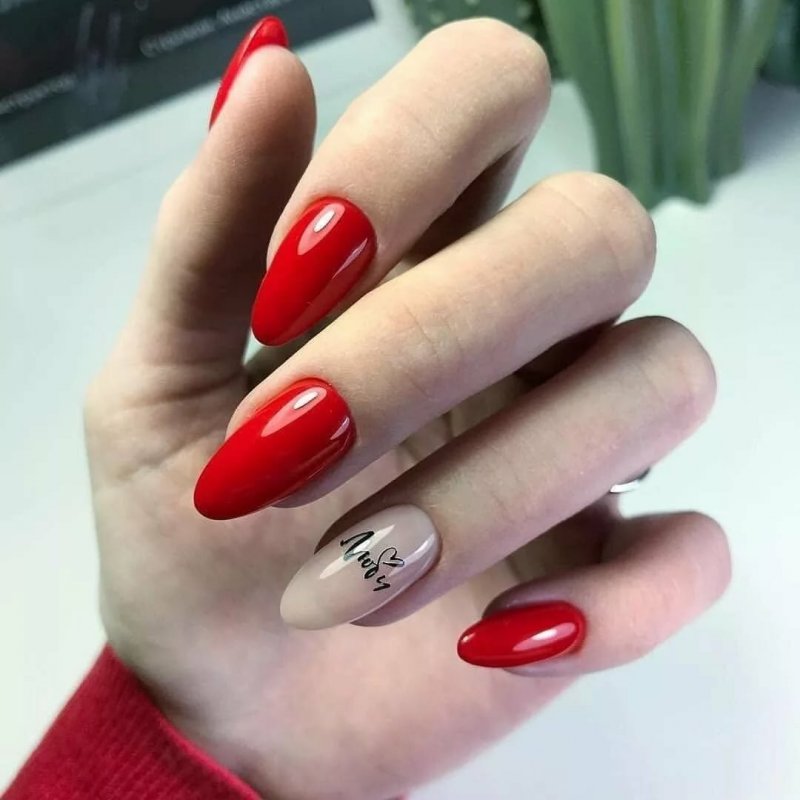 Миндальные ногти красного цвета