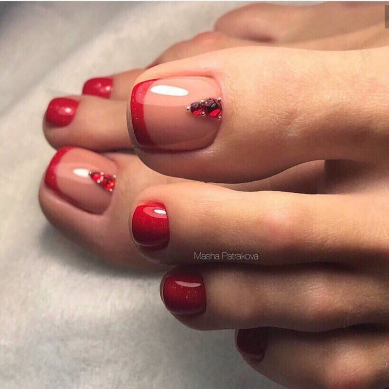 Педикюр красный френч