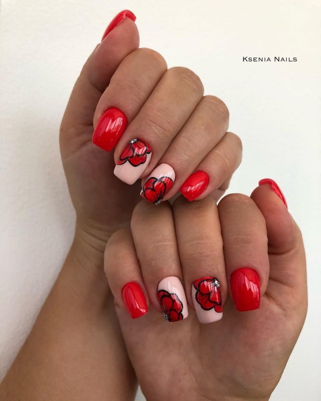 Красный маникюр с вишенками