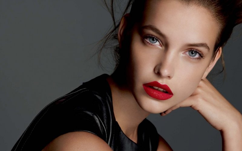 Barbara Palvin красная помада
