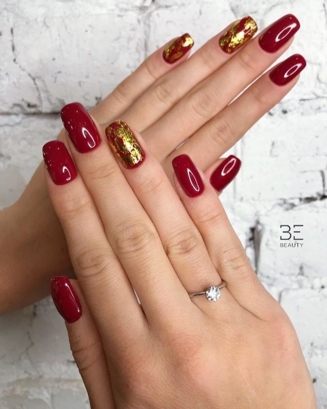 Маникюр шеллак красный с золотом