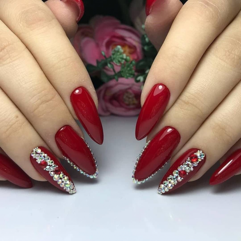 Красный маникюр со стразами
