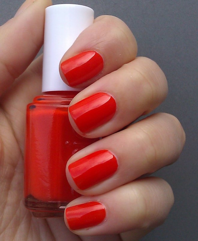 Красный классический лак Essie