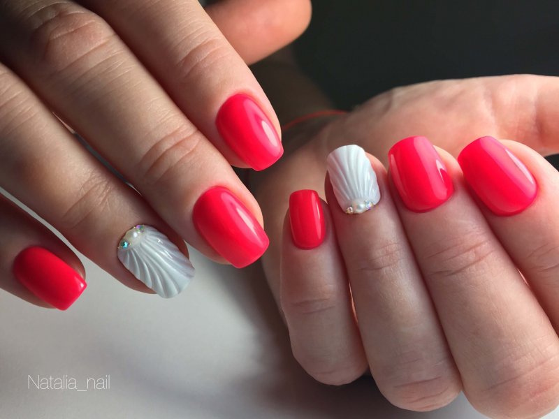 Маникюр кораллового цвета с дизайном