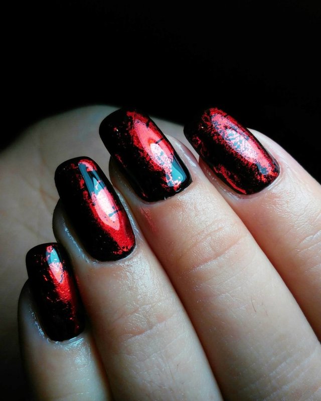 Маникюр чёрный с разноц фальгой