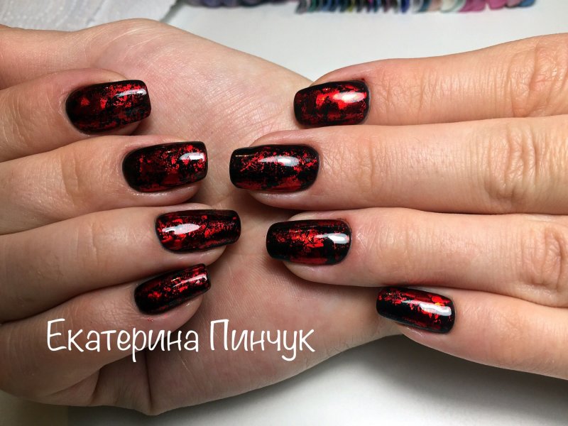 Черный маникюр с красной фольгой
