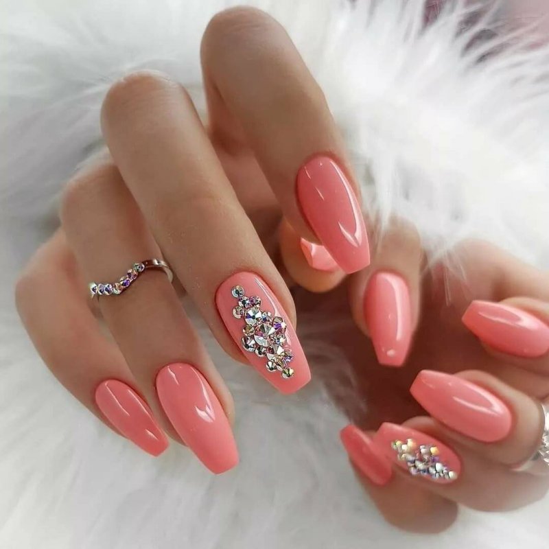 Коралловые ногти со стразами
