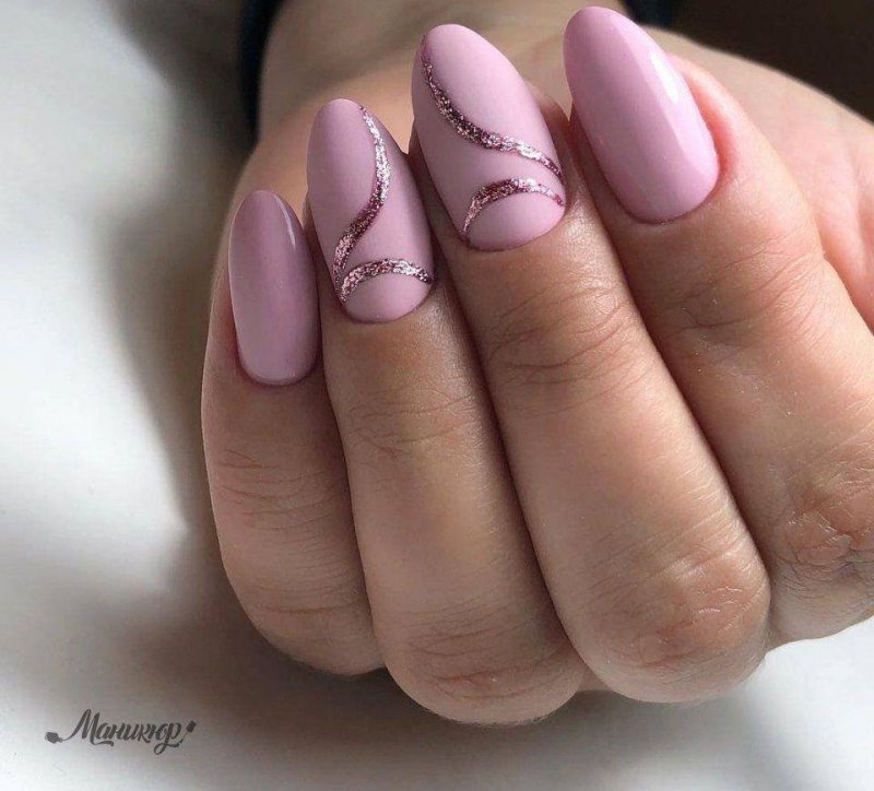 Розовый маникюр на короткие овальные