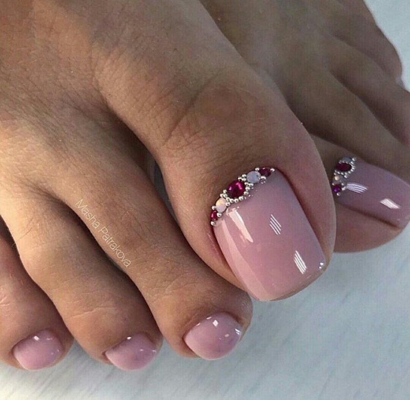Педикюр розовый