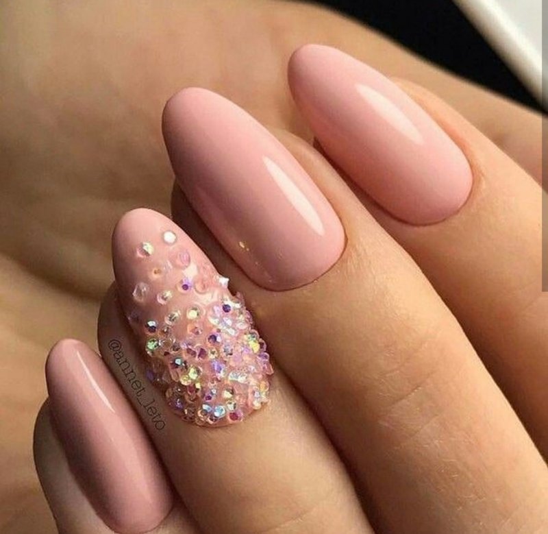 Светло розовый маникюр с блестками