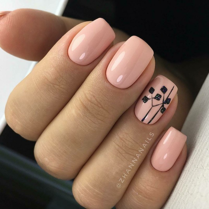 Нежный маникюр на короткие