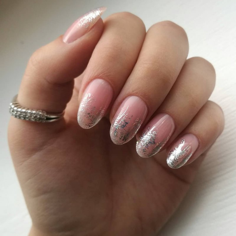 Малиновый маникюр на короткие