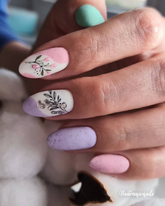 Коралловый маникюр Миндальная форма