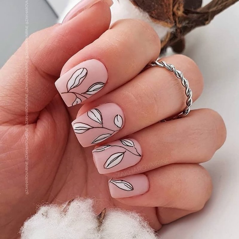 Эстетичный маникюр на короткие