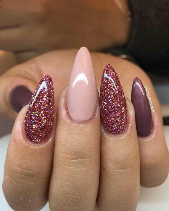 Миндальные ногти с блестками