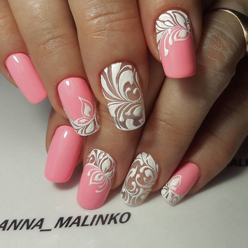 Коралловый маникюр с вензелями