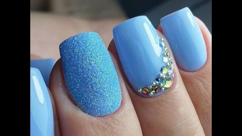 Молочный маникюр с синими блестками