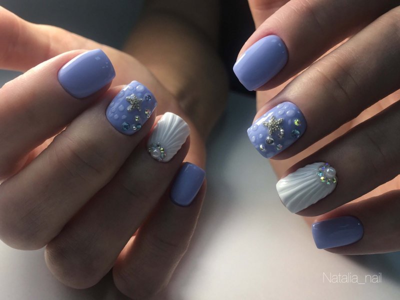 Стразы на коротких ногтях