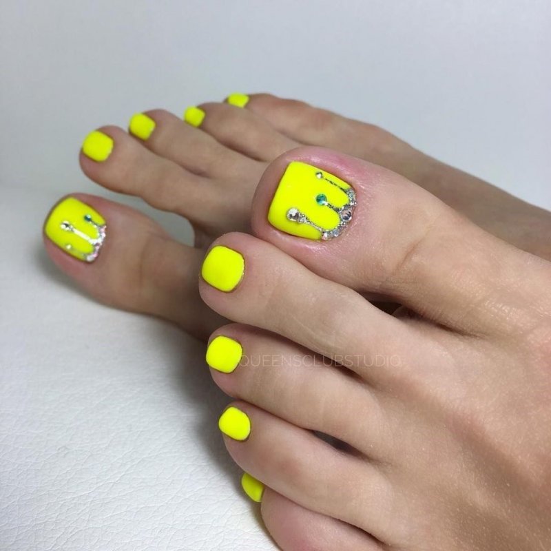 Педикюр яркий летний