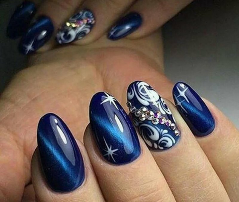 Маникюр кошачий глаз с дизайном