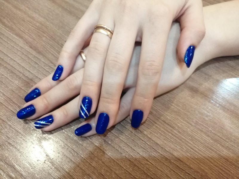 Маникюр под сине белое платье
