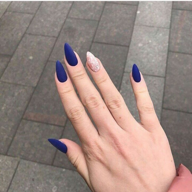 Синие миндальные ногти