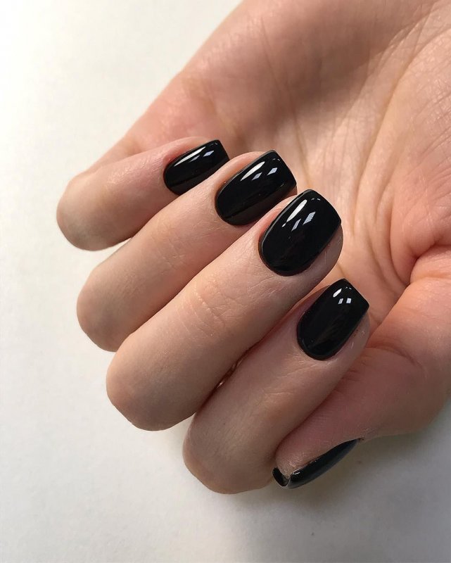 Чёрный маникюр на короткие