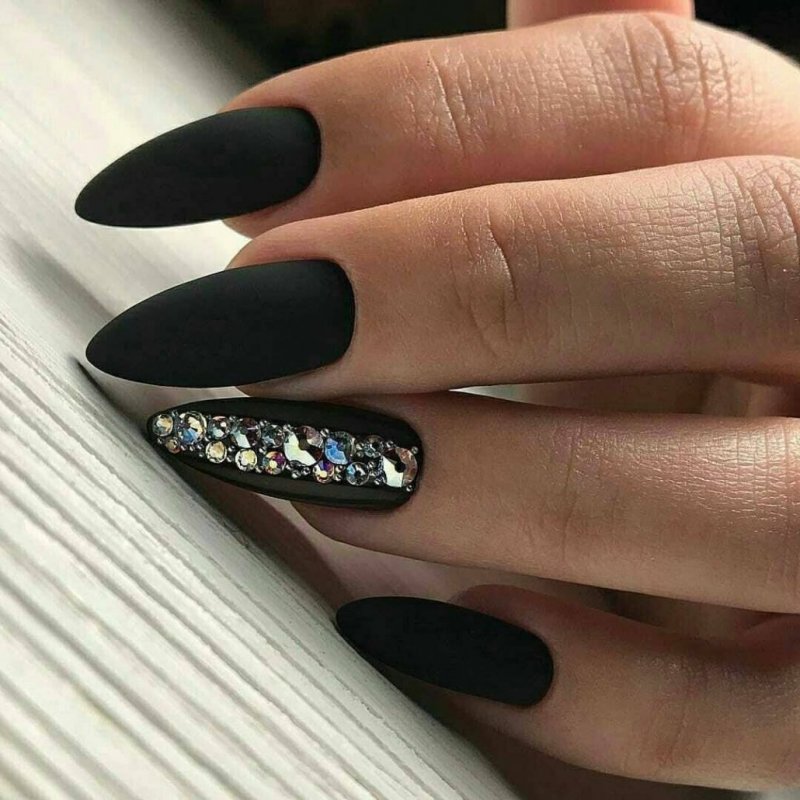 Черные ногти СГ стразам