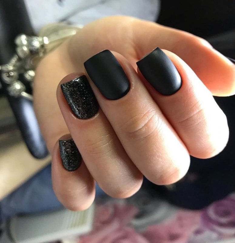 Чёрные матовые ногти короткие