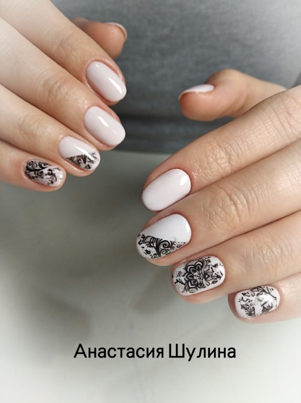 Молочный маникюр с белым узором