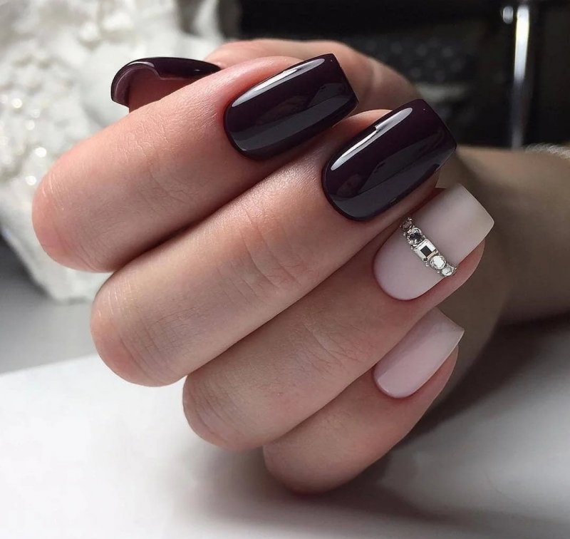 Короткие ногти с черным лаком