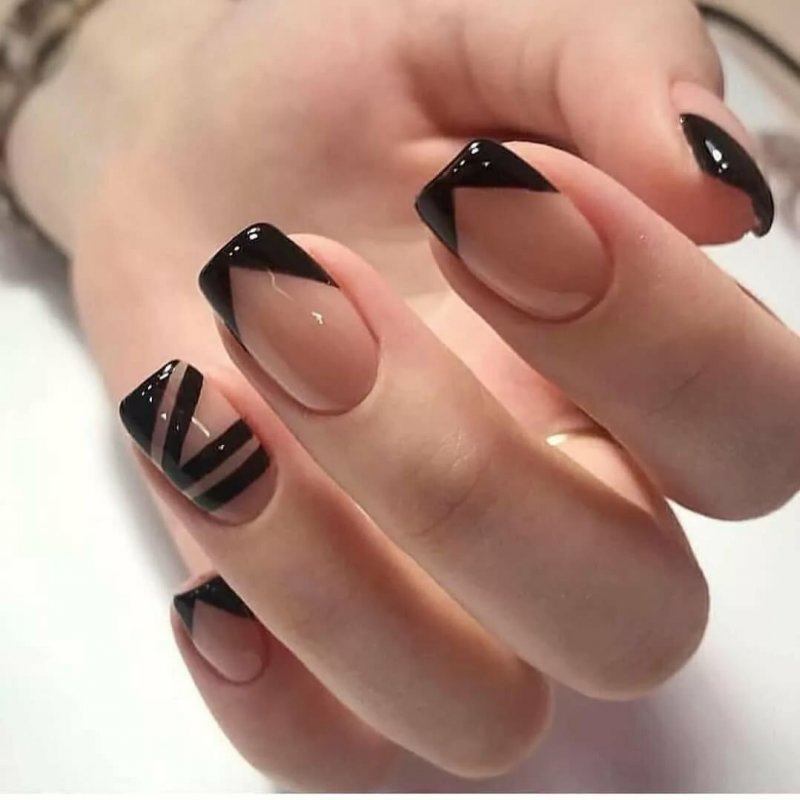 Мемный маникюр на короткие ногти