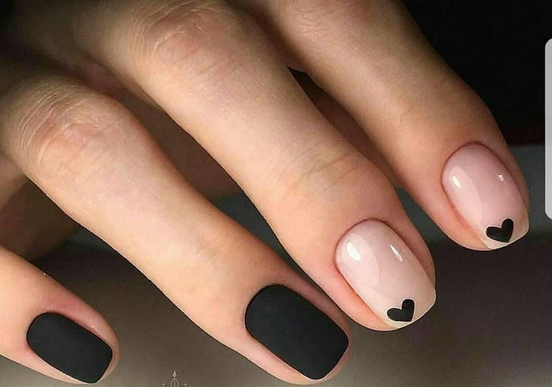 Маникюр с чёрным и бежевым лаком