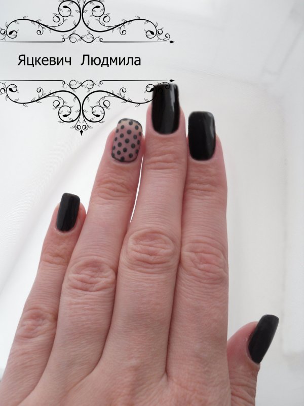 Маникюр розовый с черной вуалью