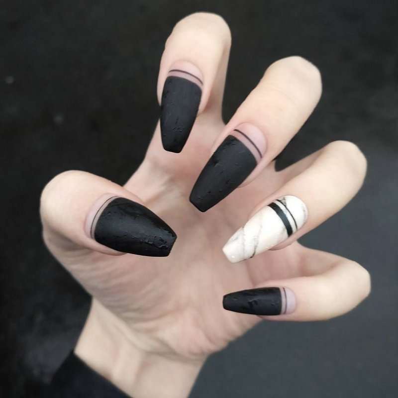 Длинные черные матовые ногти
