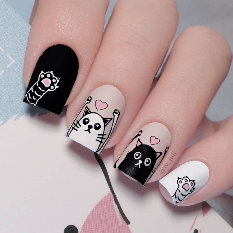 Маникюр на короткие ногти с кошками