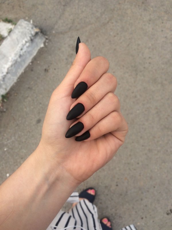 Короткие миндальные ногти черные