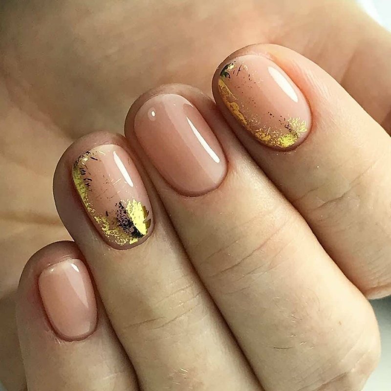 Маникюр на короткие ногти с золотом