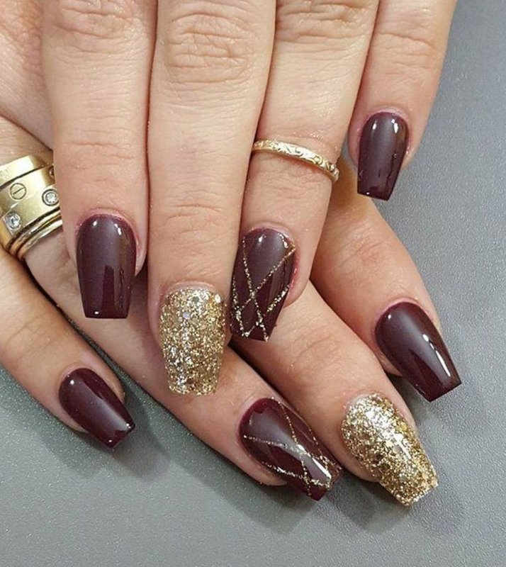 Маникюр в коричневых тонах с золотом