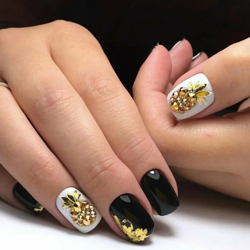 Летний маникюр с золотом