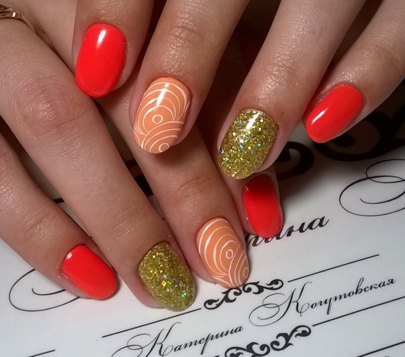 Маникюр коралловый с желтым