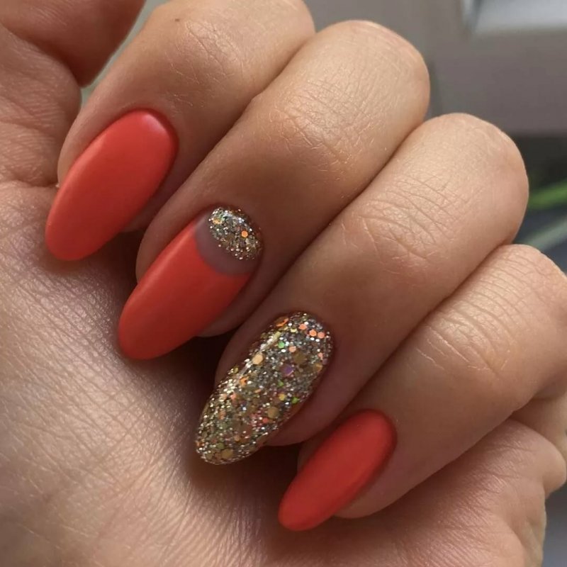 Маникюр коралловый с золотом