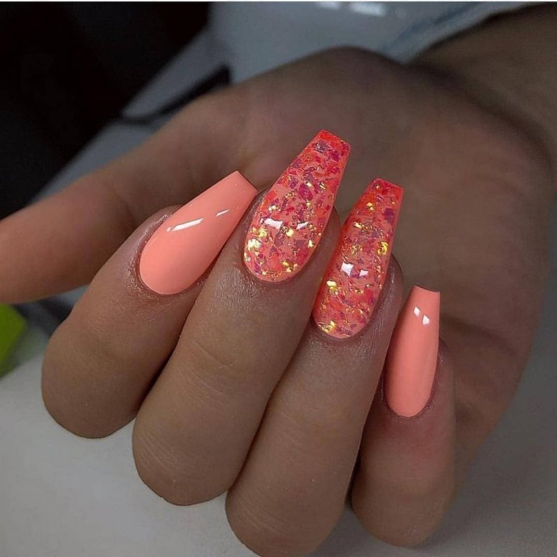 Коралловый маникюр с блестками