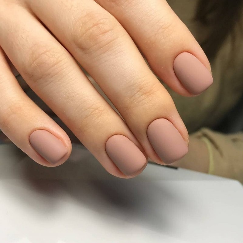 Нюдовый матовый маникюр на короткие ногти