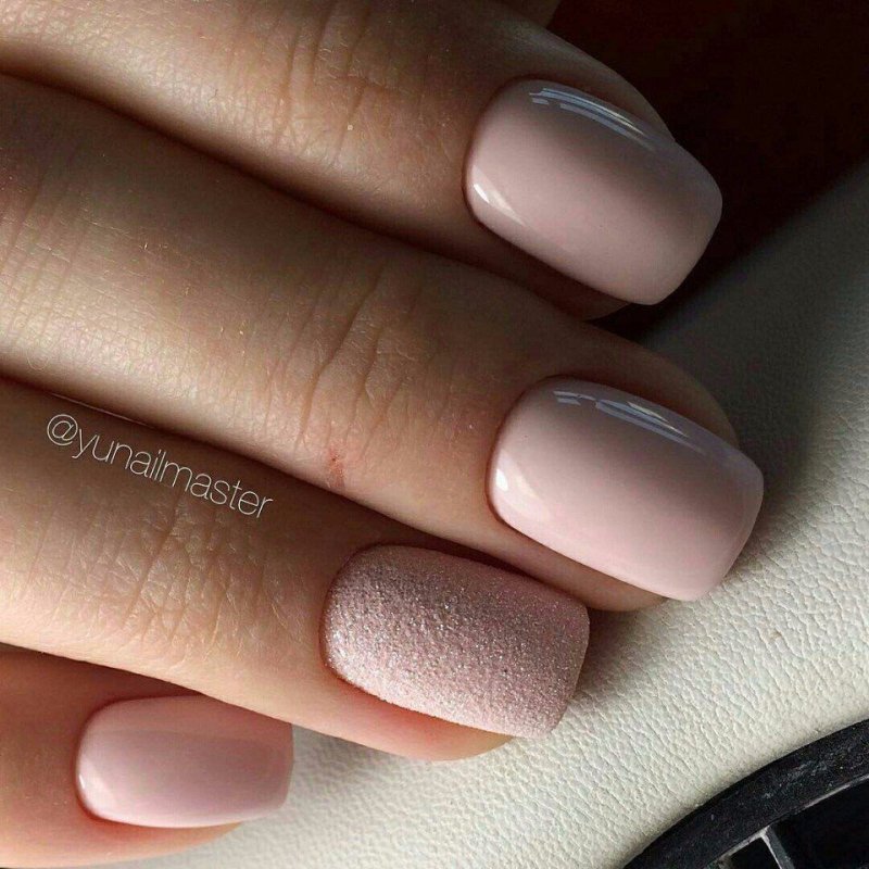 Нюдовый матовый маникюр на короткие ногти