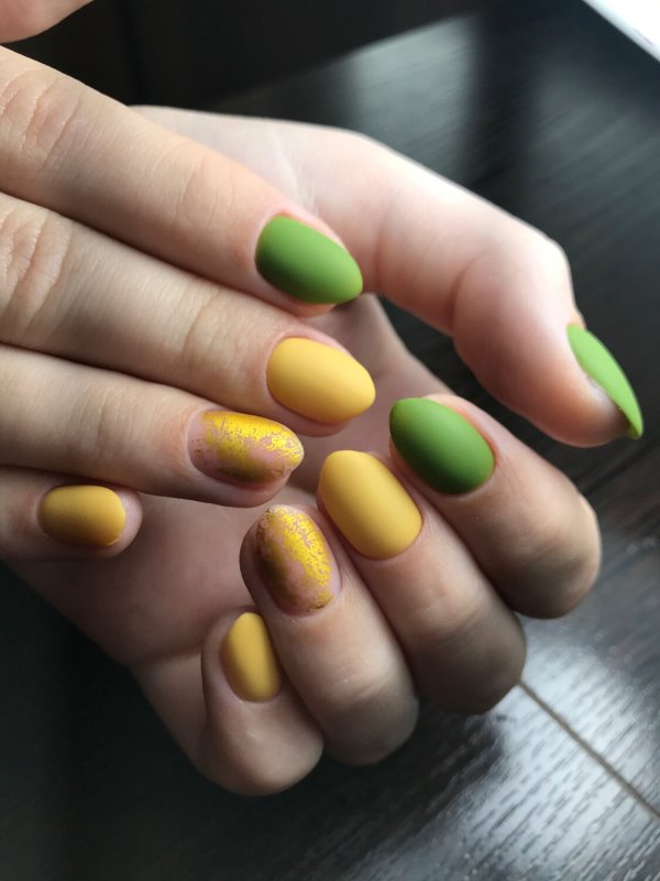 Маникюр в оливковых тонах