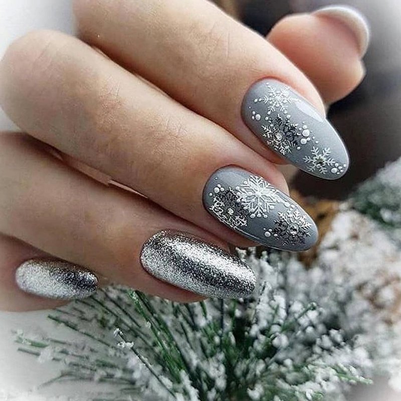 Маникюр со снежинками и блестками